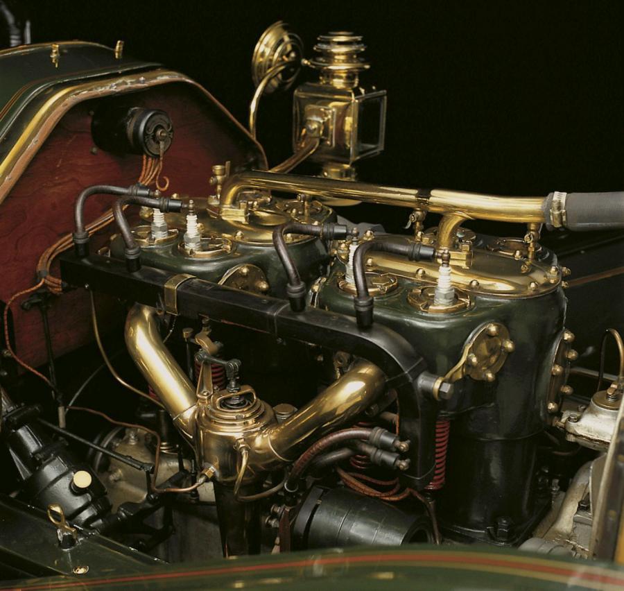 Моторный отсек Peerless Model 27 Roadster 1910 года  (фото 4 из 4)